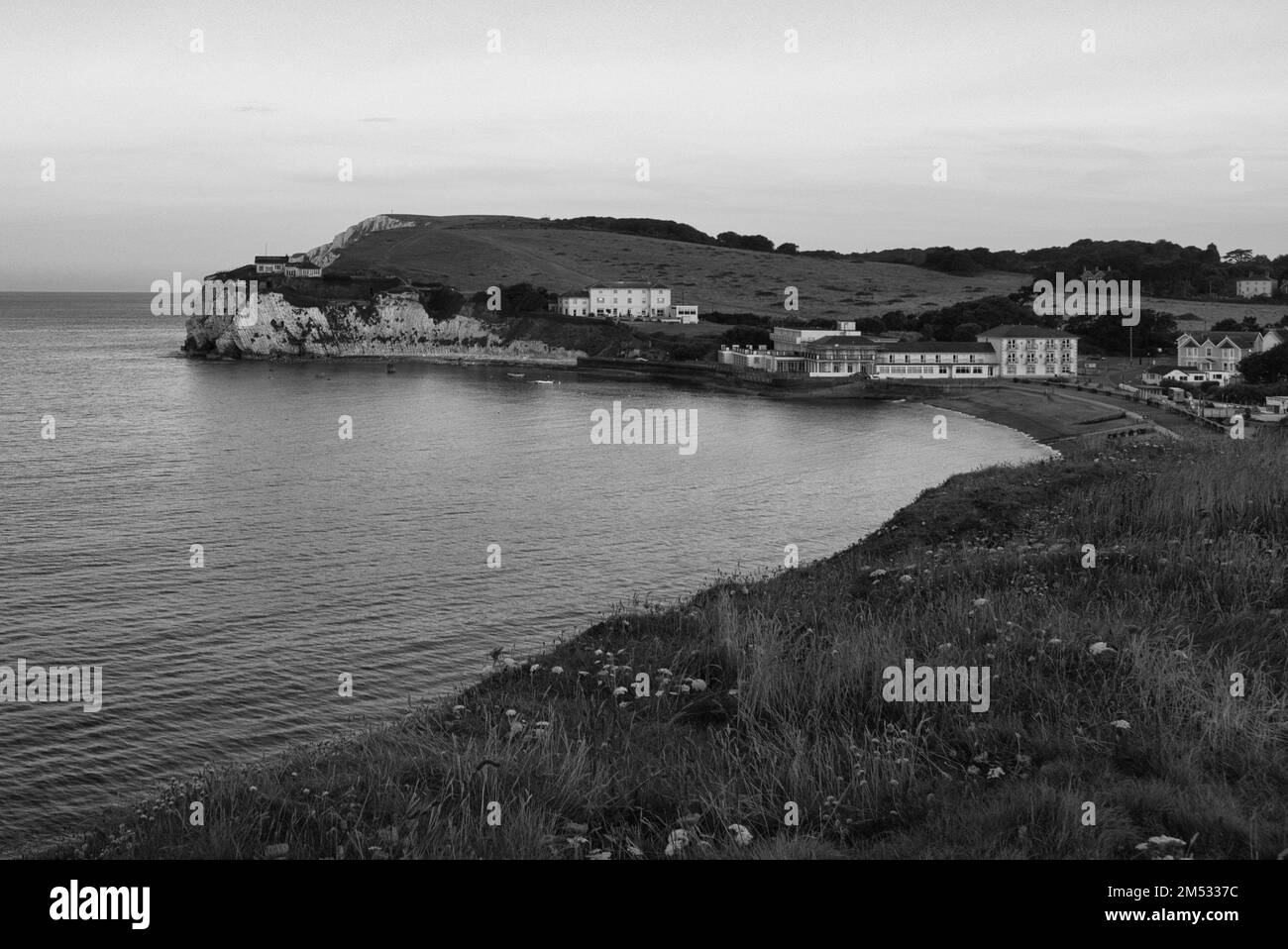 Una foto in scala di grigi di Freshwater Bay sulla punta occidentale dell'Isola di Wight Foto Stock