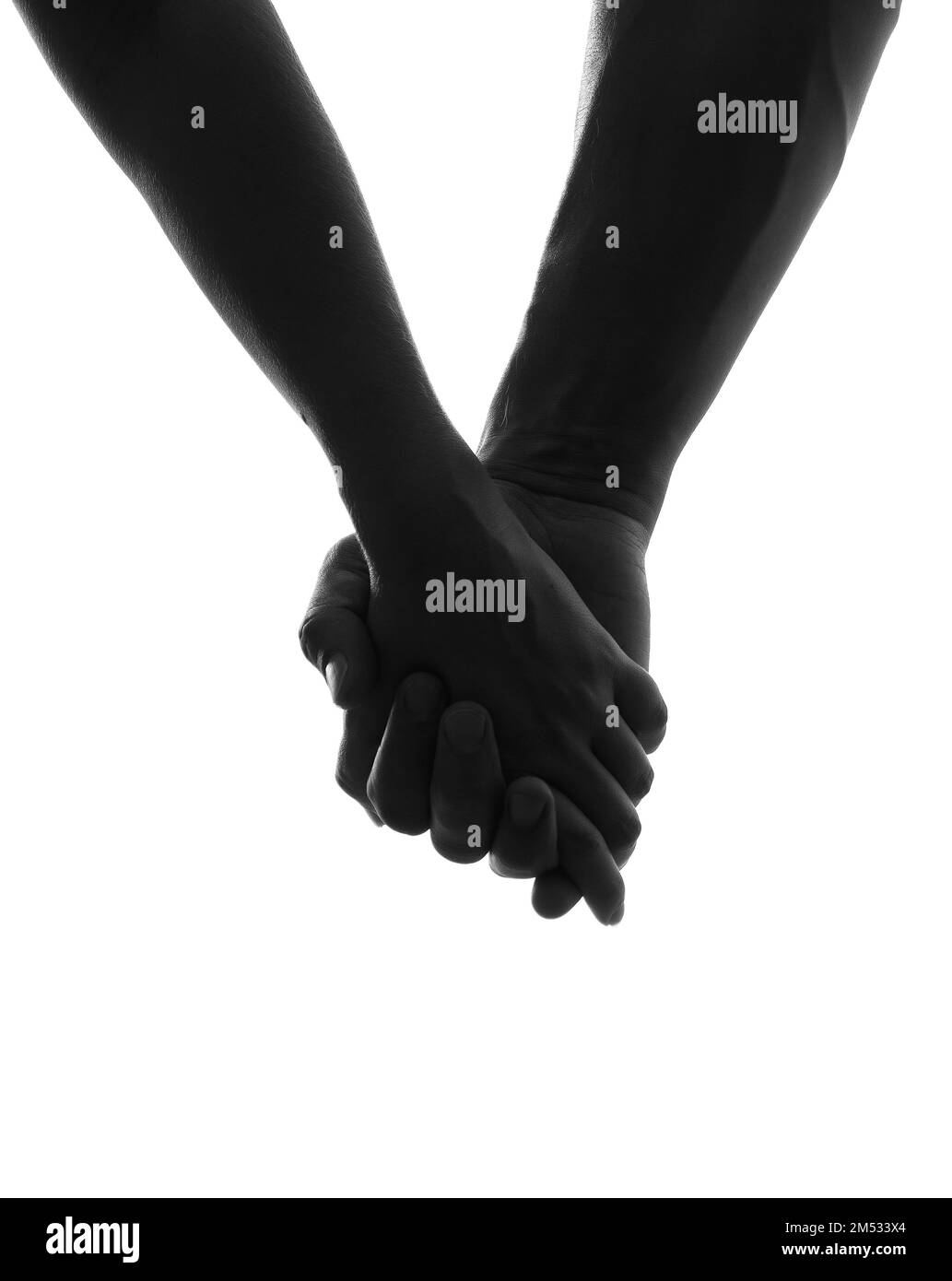 Una scala di grigi verticale di una coppia che tiene le mani - il concetto di amore Foto Stock