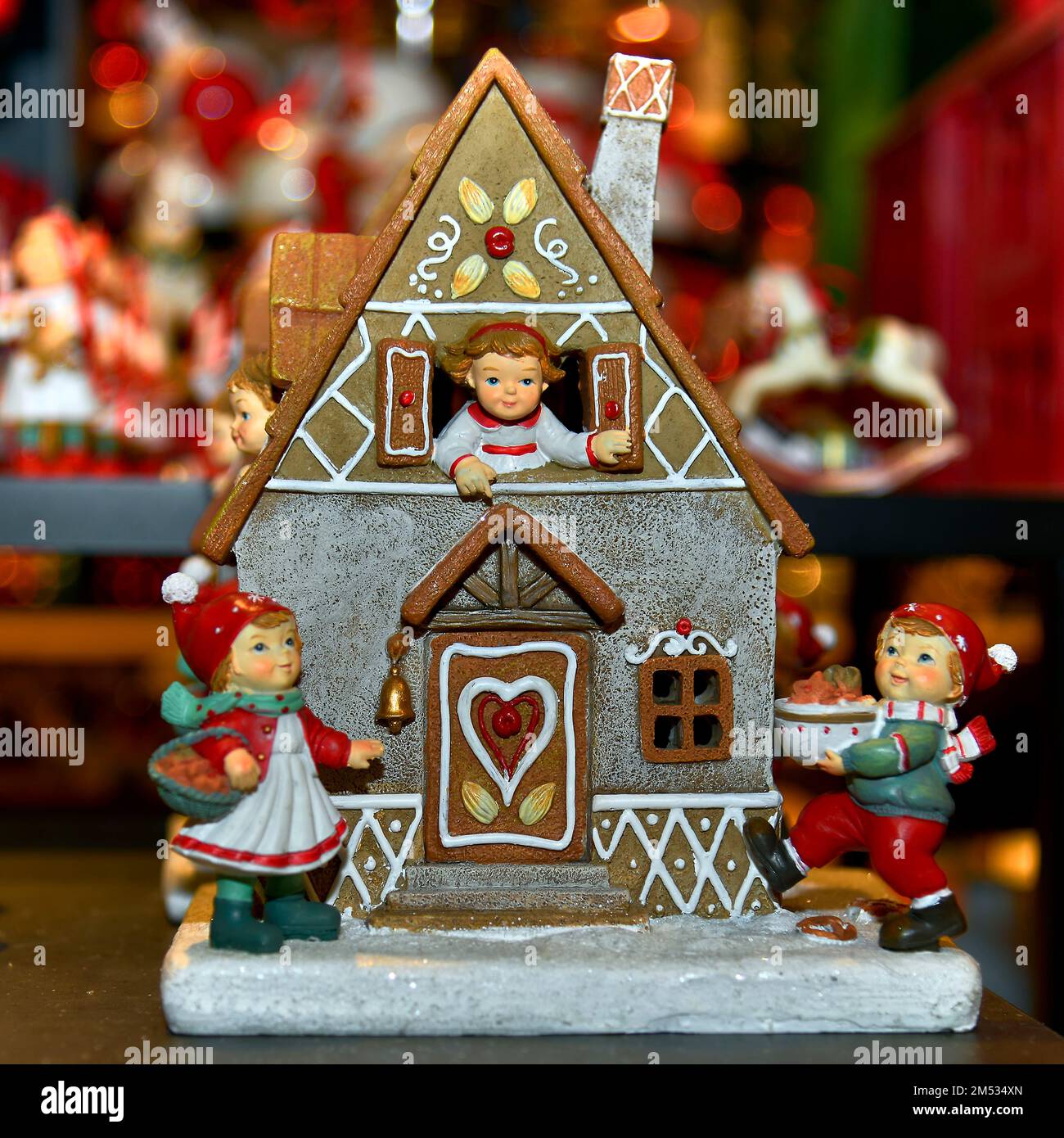 Bella casa decorativa di Capodanno con personaggi giocattolo per le vacanze invernali Foto Stock