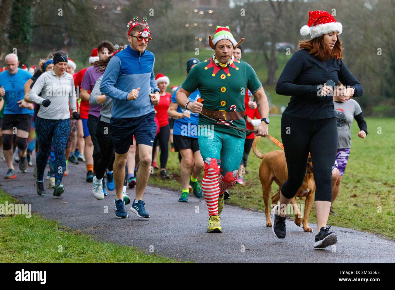 Chippenham, Wiltshire, Regno Unito. 25th dicembre 2022. I corridori sono raffigurati mentre prendono parte a un primo giorno di Natale 5km parco run a Monkton Park, Chippenham, Wiltshire. Il tempo bagnato non ha fatto nulla per smorzare gli spiriti delle 200-300 persone che hanno partecipato all'evento con molti di loro vestirsi in abito fantasia. Credit: Lynchpics/Alamy Live News Foto Stock