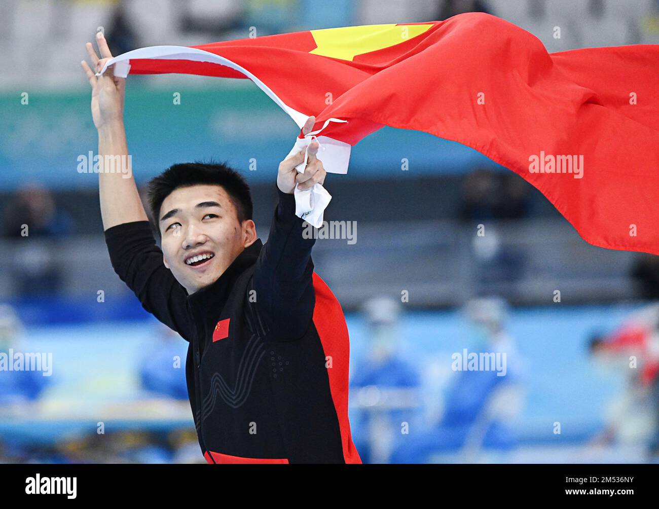 Pechino, Cina. 12th Feb, 2022. File foto scattata il 12 febbraio 2022 mostra Gao Tingyu della Cina celebra dopo l'evento 500m degli uomini di pattinaggio di velocità al National Speed Skating Oval di Pechino, capitale della Cina. Gao ha vinto la medaglia d'oro maschile per il pattinaggio su velocità 500m con un record olimpico di 34,32 secondi alle Olimpiadi invernali di Pechino, diventando la prima medaglia d'oro olimpica maschile in assoluto per il pattinaggio su velocità. Credit: Notizie dal vivo su Xiong Qi/Xinhua/Alamy Foto Stock