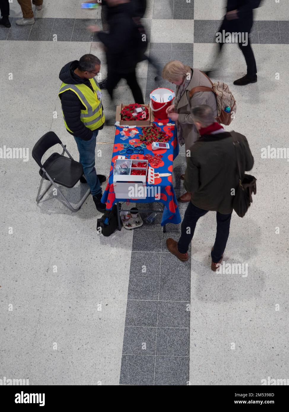 Volontario per appello di Poppy vendendo i papaveri, per la Legione britannica reale Foto Stock