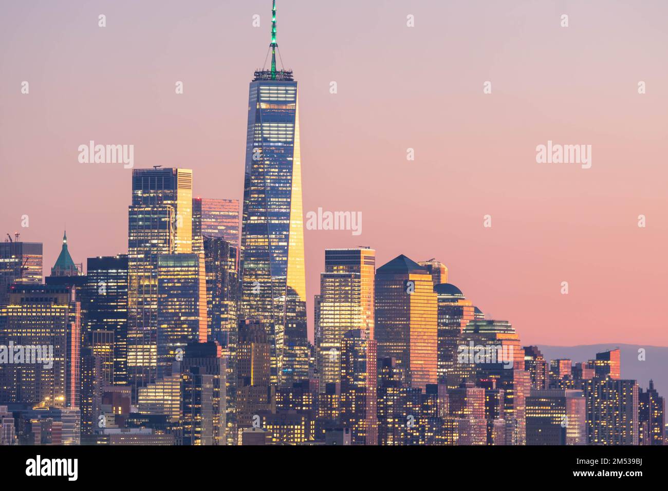 Lo skyline degli edifici di Manhattan a New York ha dettagliato la lunga esposizione della città americana famosa in tutto il mondo e della destinazione di viaggio, copia gli sfondi dello spazio risorse banner. Foto Stock