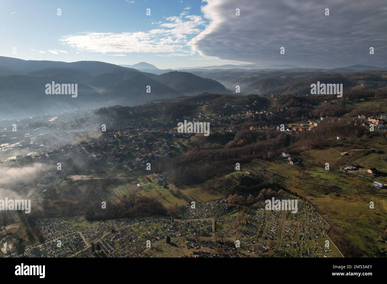 Banja Luka, Bosnia-Erzegovina, il 25 dicembre 2022. Una vista aerea della città di Banja Luka, che questa mattina è una delle città più inquinate della regione, e i dati di questa mattina dal sito web di Purple Air mostrano che è più inquinata di Zagabria, Belgrado e Sarajevo con un indice di qualità dell'aria di 235. Per esempio, risultati superiori a 70 significano aria sgradevole, circa 150 è preoccupante, 250 è ancora più difettoso e qualche cosa di più che richieda l'adozione di determinate misure, a Banja Luka, in Bosnia-Erzegovina, il 25 dicembre 2022. Foto: Dejan Rakita/PIXSELL Credit: Pixsell/Alamy Live N Foto Stock