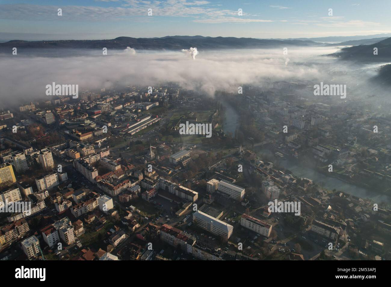 Banja Luka, Bosnia-Erzegovina, il 25 dicembre 2022. Una vista aerea della città di Banja Luka, che questa mattina è una delle città più inquinate della regione, e i dati di questa mattina dal sito web di Purple Air mostrano che è più inquinata di Zagabria, Belgrado e Sarajevo con un indice di qualità dell'aria di 235. Per esempio, risultati superiori a 70 significano aria sgradevole, circa 150 è preoccupante, 250 è ancora più difettoso e qualche cosa di più che richieda l'adozione di determinate misure, a Banja Luka, in Bosnia-Erzegovina, il 25 dicembre 2022. Foto: Dejan Rakita/PIXSELL Credit: Pixsell/Alamy Live N Foto Stock