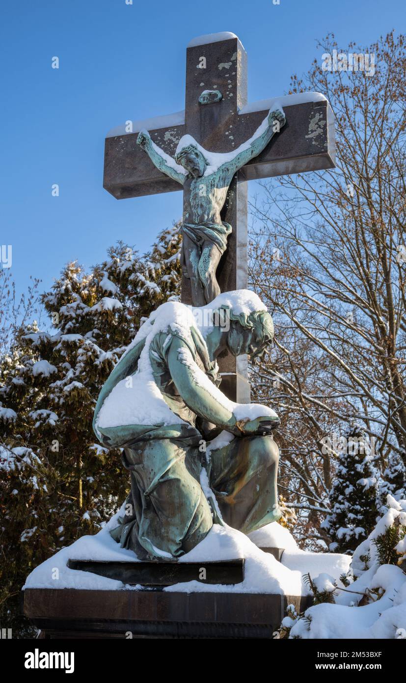 SCHROBENHAUSEN, GERMANIA - 17 DICEMBRE: Neve nel cimitero storico di Schrobenhausen, Germania, il 17 dicembre 2022 Foto Stock