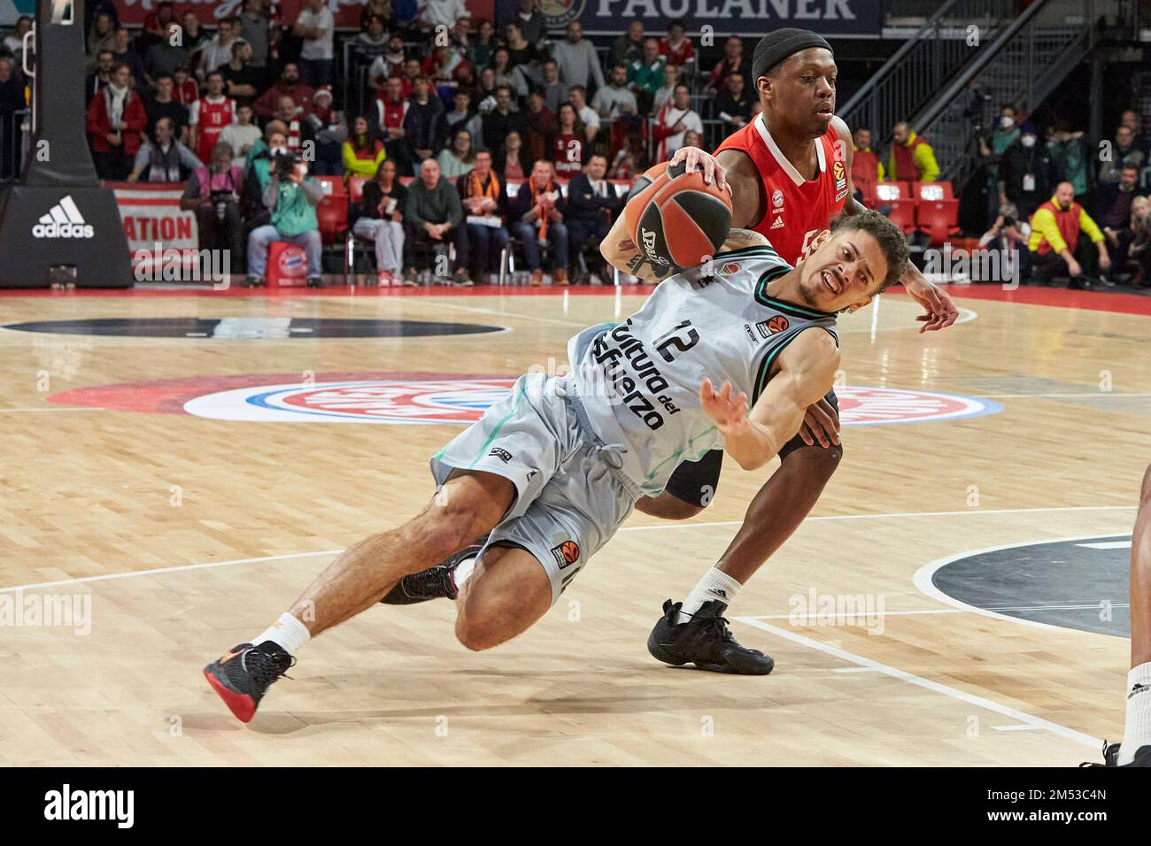 2022/2023 FIBA Eurolega | München FC Bayern vs Valencia Basket Club. RADEBAUGH Jonah (Valencia Basket Club VBC12). WINSTON Cassius (FC Bayern Münc Foto Stock