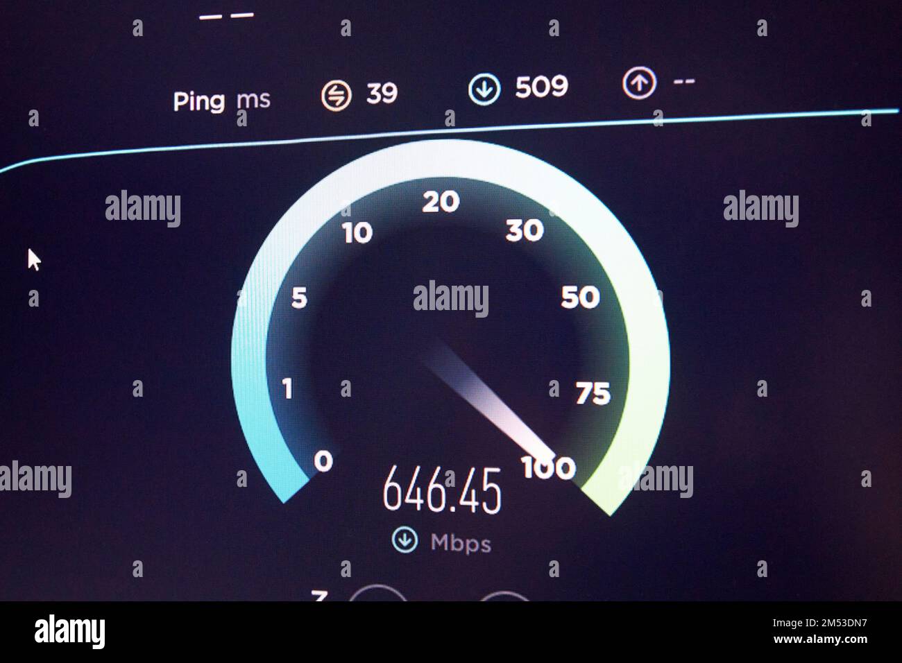 Velocità di download 646Mbps velocità di connessione Internet più veloce in Mbps per una connessione Internet 5G super veloce Foto Stock