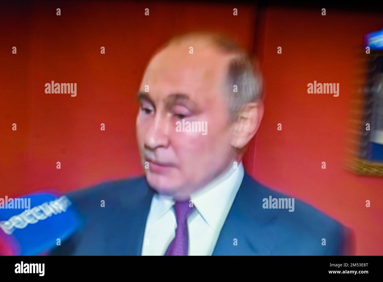 25 dicembre 2022, Cours la Ville, Auvergne Rodano Alpi, Francia: Il presidente della Russia VLADIMIR PUTIN parla con un giornalista, sulla TV russa, della situazione nella guerra contro l'Ucraina. Nel corso di questa intervista, PUTIN ha affermato che l'obiettivo dell'Occidente è quello di "separare la Russia”. Qualche giorno fa PUTIN ha parlato ad alta voce di una 'guerra' invece di una 'operazione militare speciale' (Credit Image: © Adrien Fillon/ZUMA Press Wire) Credit: ZUMA Press, Inc./Alamy Live News Foto Stock