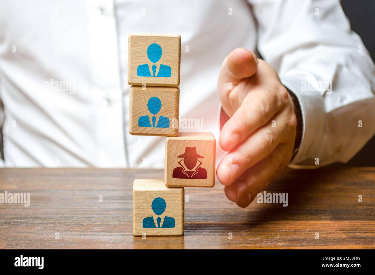 Introduzione di una spia nel personale della concorrenza. Inserire sorveglianza, informatore. Spie e funzionari corrotti. Spionaggio industriale e aziendale, a caccia di Foto Stock