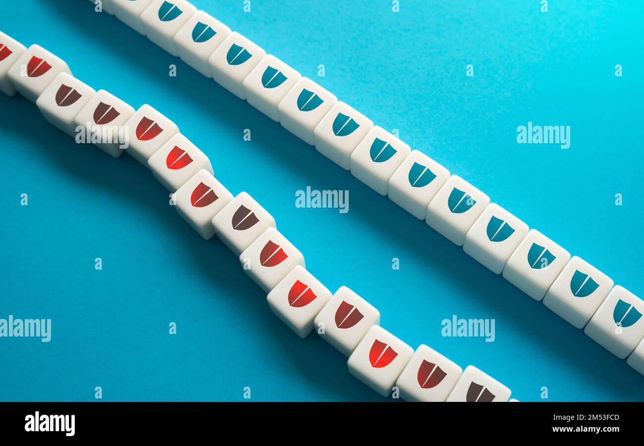 Difese buone e mal costruite. La nuova linea di difesa sostituisce quella danneggiata e obsoleta. Immunità e vaccinazione, protezione del corpo. Assistenza sanitaria. Cyber Foto Stock