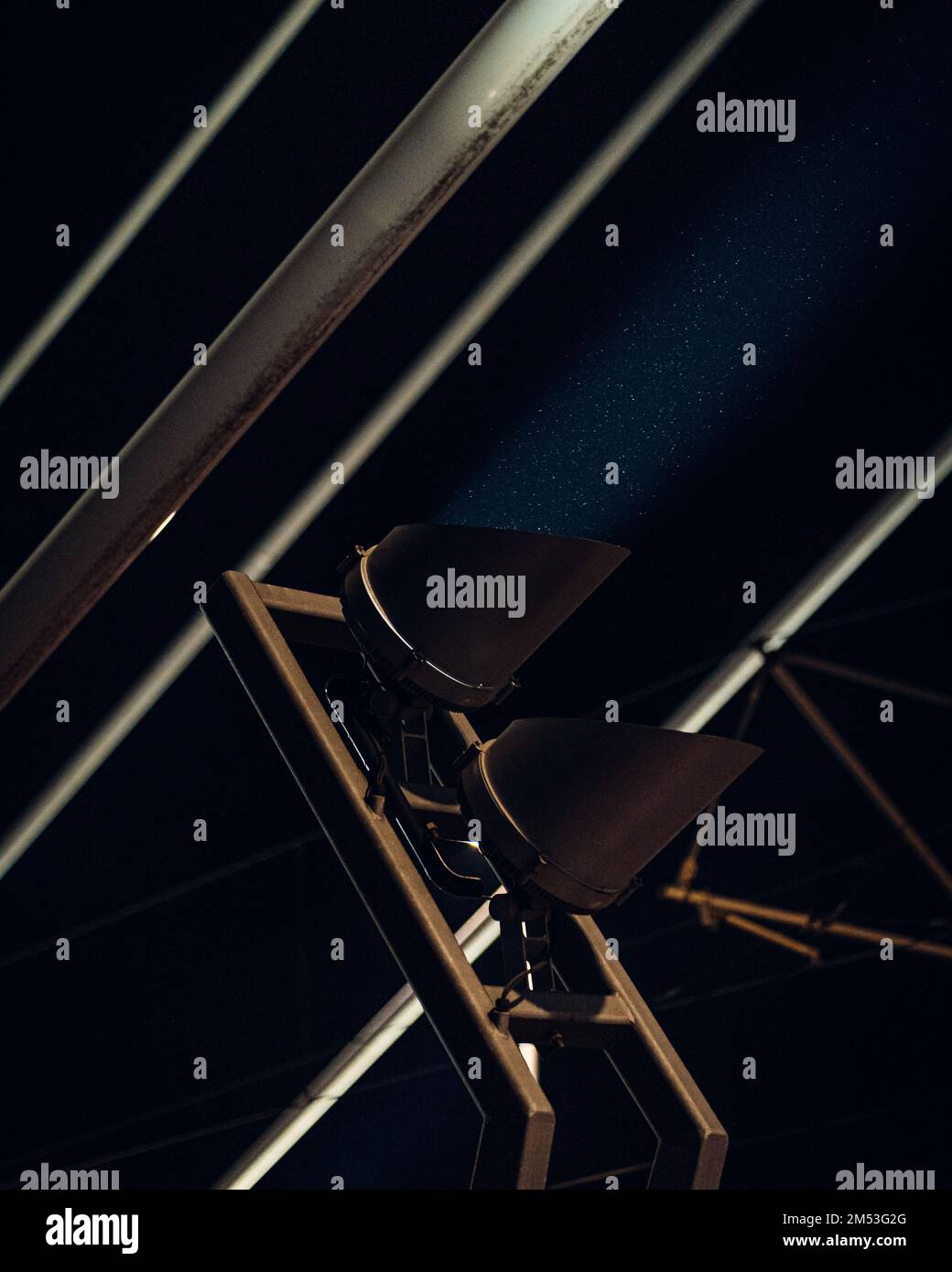 Un palo di metallo di illuminazione di palco con sfondo sfocato Foto Stock