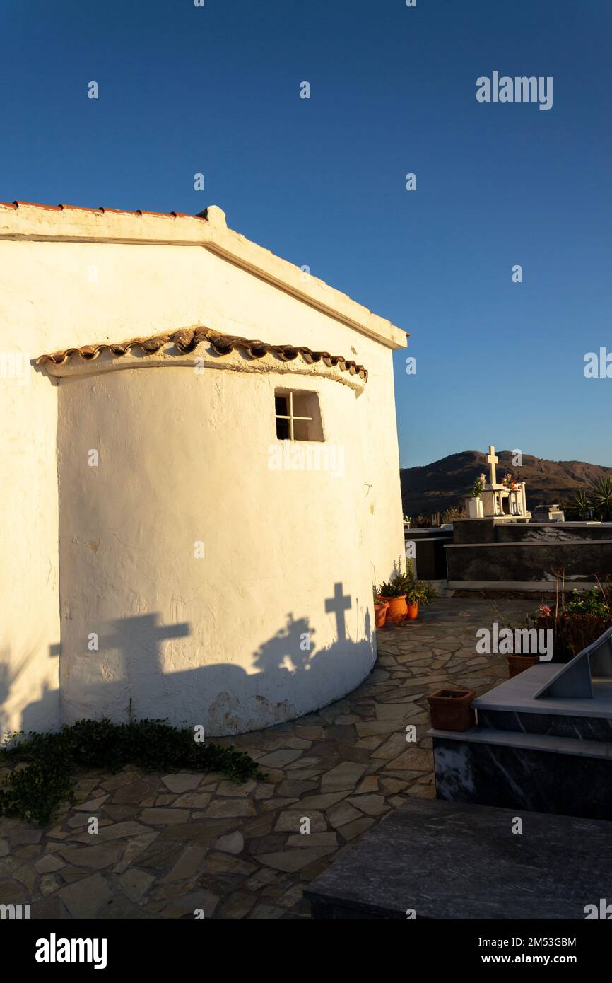 Croce su una tomba in un cimitero greco all'alba Foto Stock