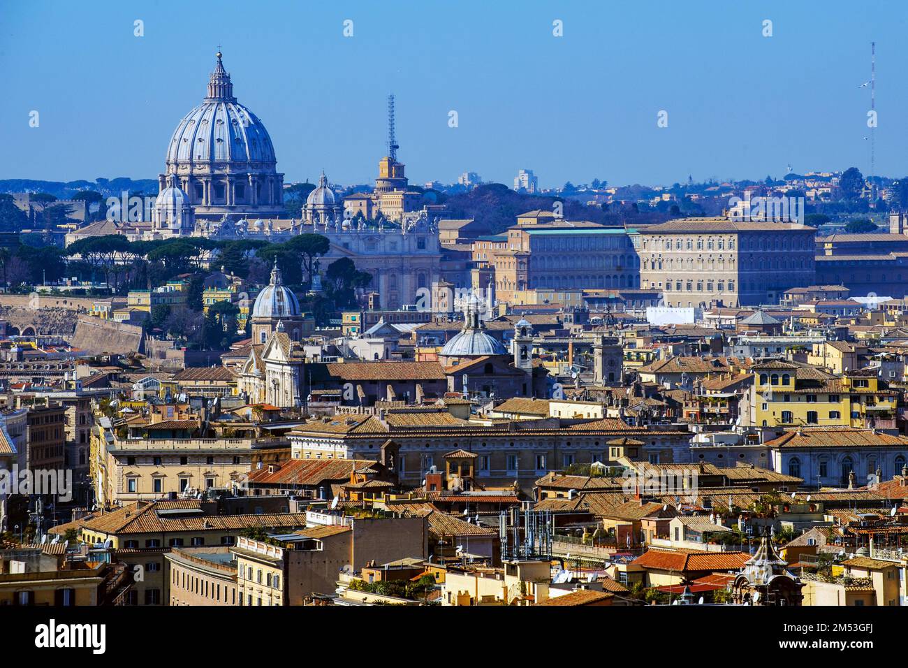 Blick aus erhöhte posizione über Altstadt von Rom auf Petersdom und Gebäude von Vatikan, Vatikan, Rom, Lazium, Italien, Europa Foto Stock