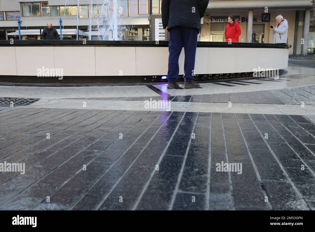 'Bigpiano' l'opera d'arte creata da Remo Saraceni è una fontana circondata da chiavi come un pianoforte dove si può produrre un suono salendo su di essa. Foto Stock