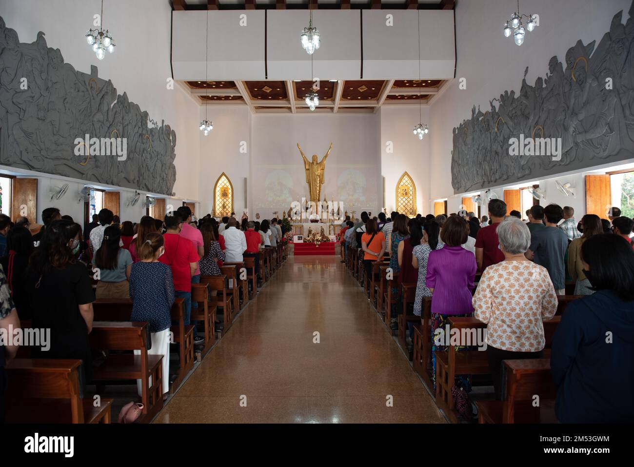 Bangkok, Thailandia. 25th Dec, 2022. I cristiani partecipano alla messa in una cerimonia eucaristica, una sacra cerimonia cristiana in occasione del giorno di Natale nella Chiesa del Santo Redentore, Ruamrudee Soi 5, Wittayu Road, Patumwan. (Foto di Teera Noisakran/Pacific Press) Credit: Pacific Press Media Production Corp./Alamy Live News Foto Stock