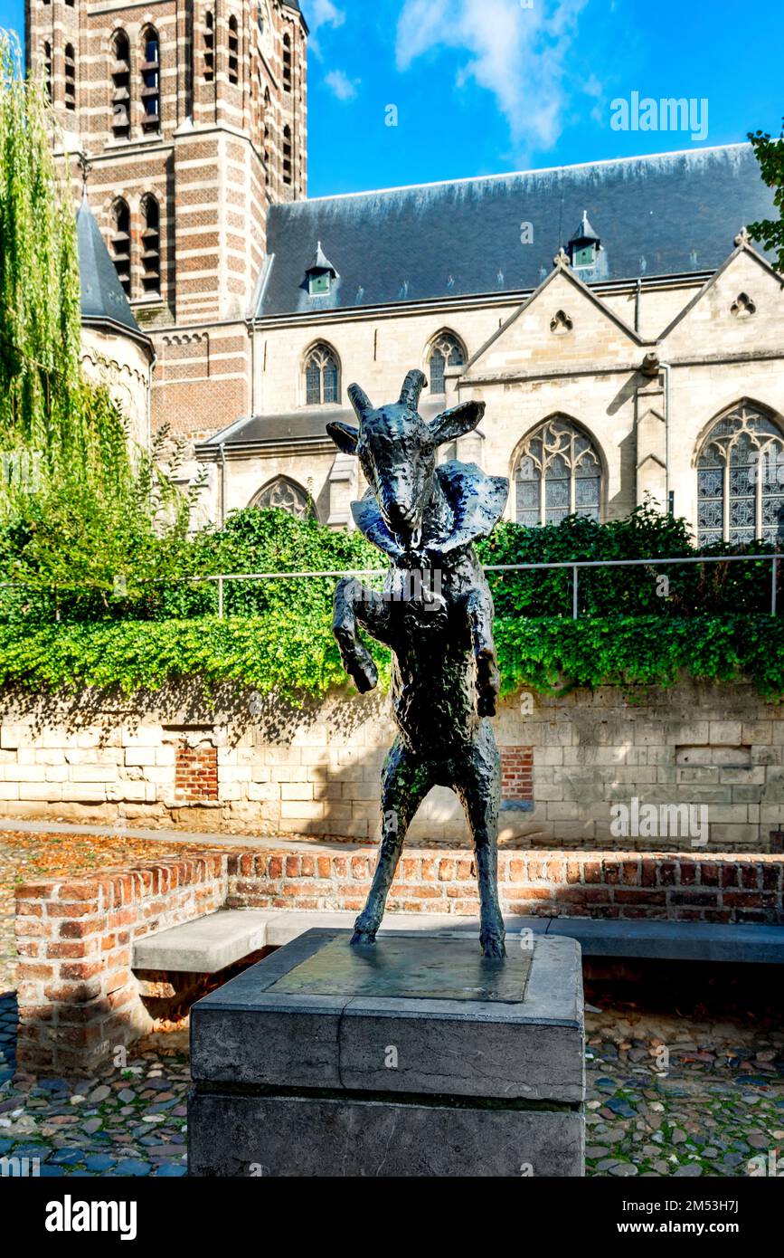 Statua di capra vicino alla chiesa di San Michaels o Chiesa abbaziale di 'Thorn', chiesa cattolica romana del 14th ° secolo. Città olandese, Limburgo, Paesi Bassi Foto Stock