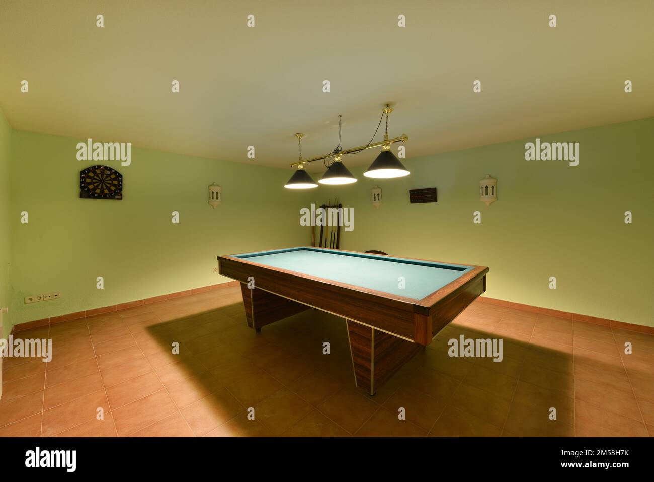 Sala giochi al piano terra di una casa indipendente con tavolo da biliardo e freccetta Foto Stock