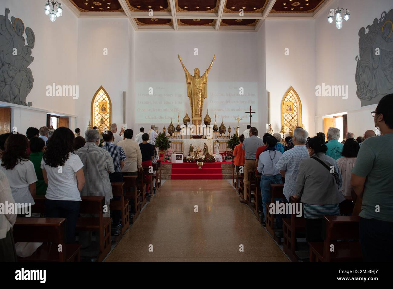 Bangkok, Bangkok, Thailandia. 25th Dec, 2022. I cristiani partecipano alla messa in una cerimonia eucaristica, una sacra cerimonia cristiana in occasione del giorno di Natale nella Chiesa del Santo Redentore, Ruamrudee Soi 5, Wittayu Road, Patumwan. (Credit Image: © Teera Noisakran/Pacific Press via ZUMA Press Wire) Foto Stock