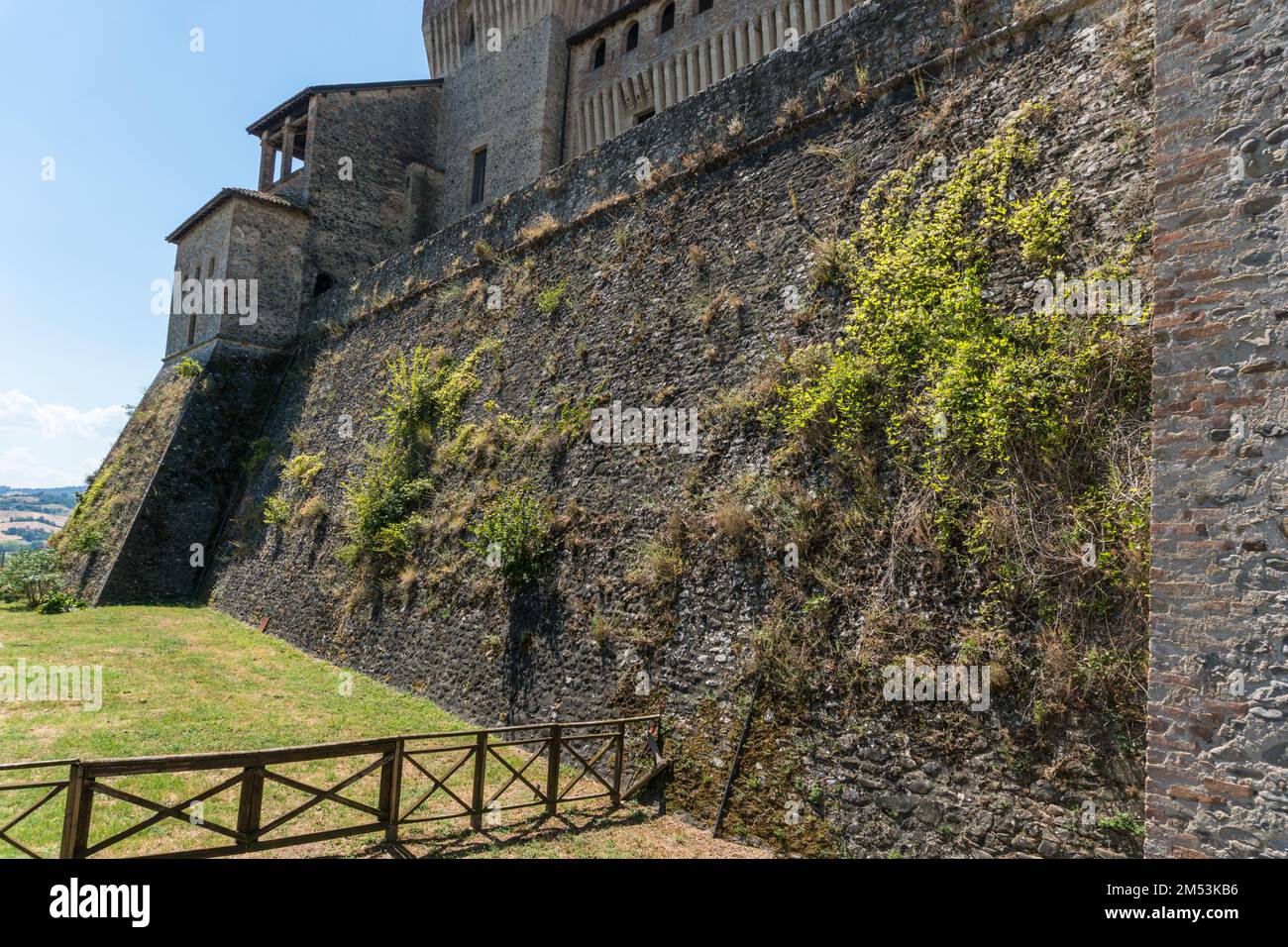 Torrechiara, Italia-31 luglio 2022: Vista del castello di Torrechiara in provincia di Parma durante una giornata di sole Foto Stock