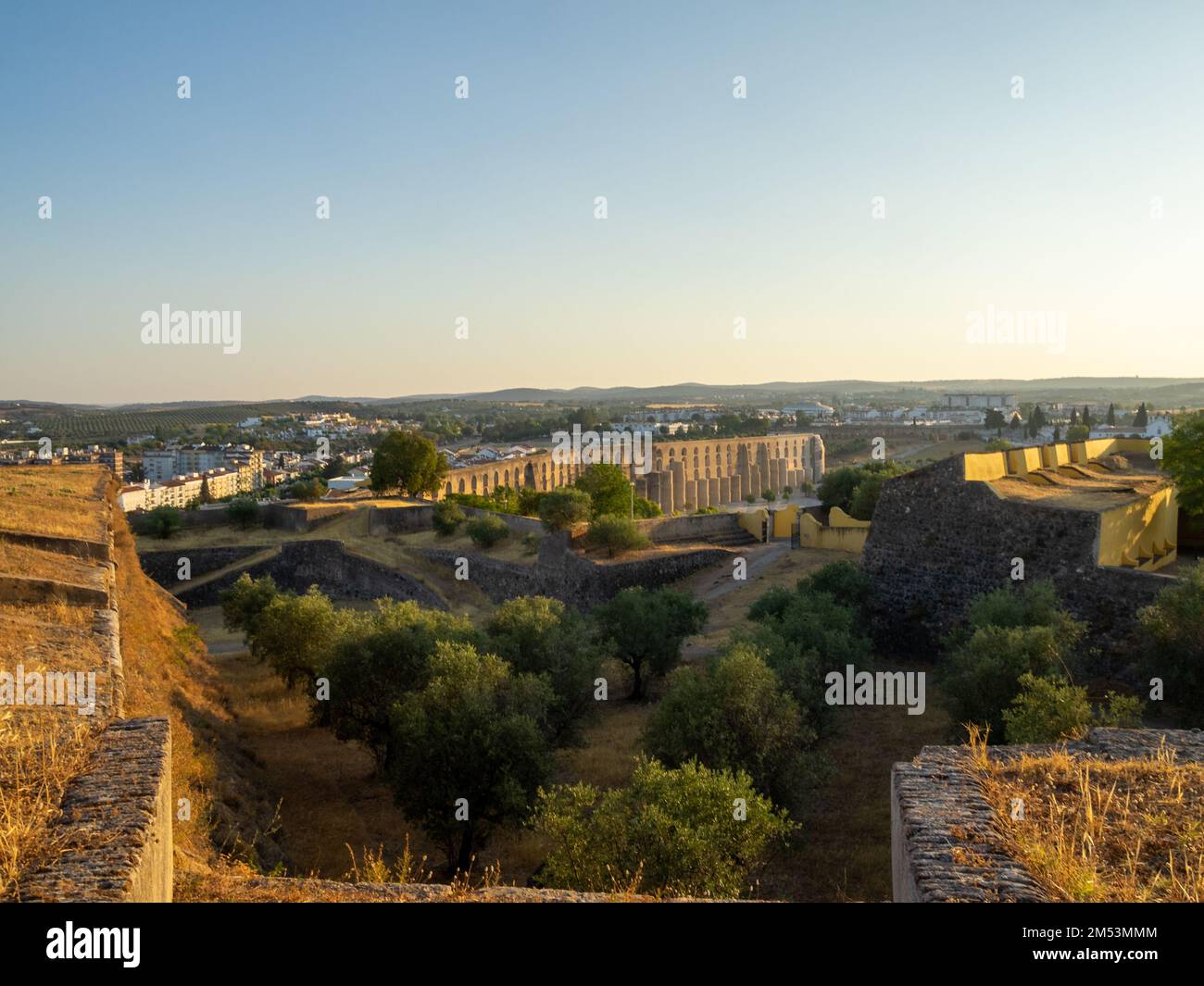 Acquedotto di Amoreira visto dalle mura della città di Elvas Foto Stock