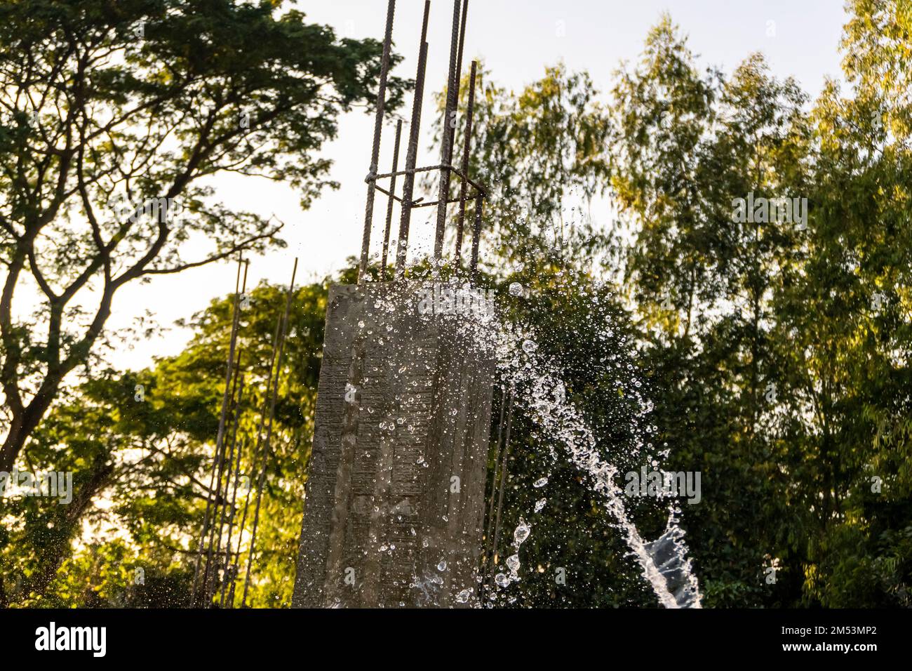 Muratura di cemento di mattone usando acqua per evitare crepe ed aumentare la resistenza di muro Foto Stock