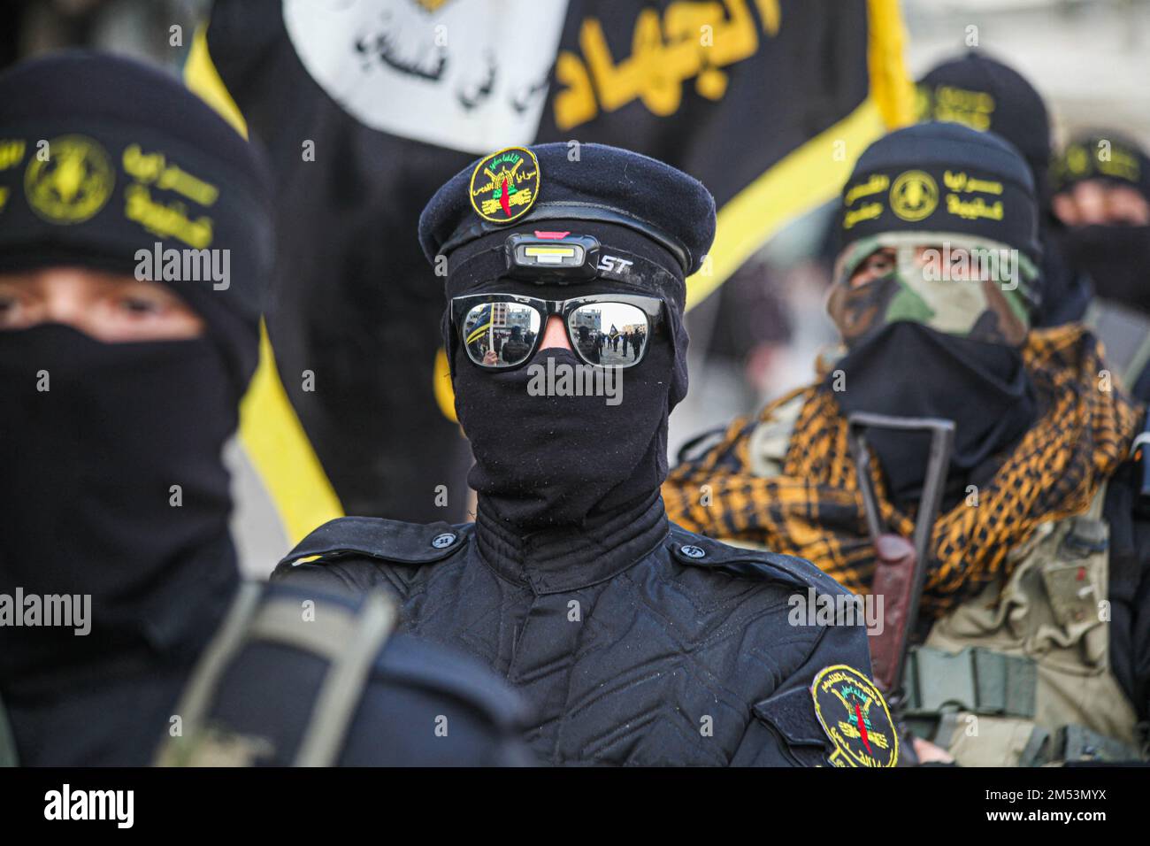 Membri delle Brigate di al-Quds un'ala militare del movimento palestinese della Jihad islamica partecipa a una marcia di solidarietà con le persone a Gerusalemme e in Cisgiordania il 25 dicembre 2022. Foto di Ramez Habboub/ABACAPRESS.COM Foto Stock