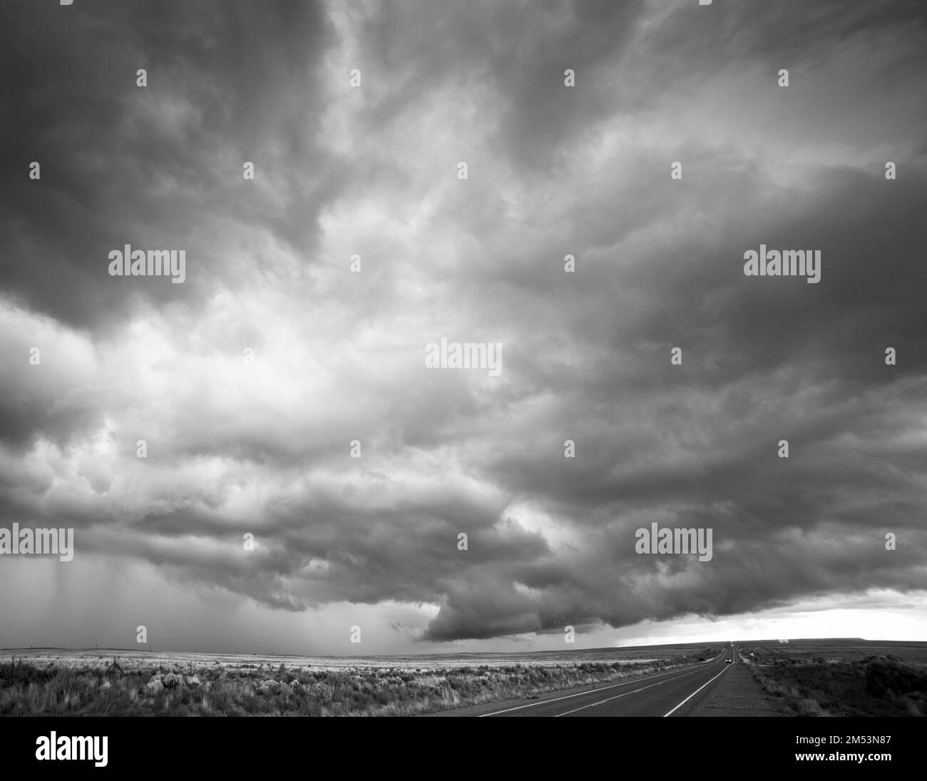 Una tempesta si muove attraverso il cielo nelle zone rurali del New Mexico, a sud di Farmington, New Mexico, USA. Foto Stock