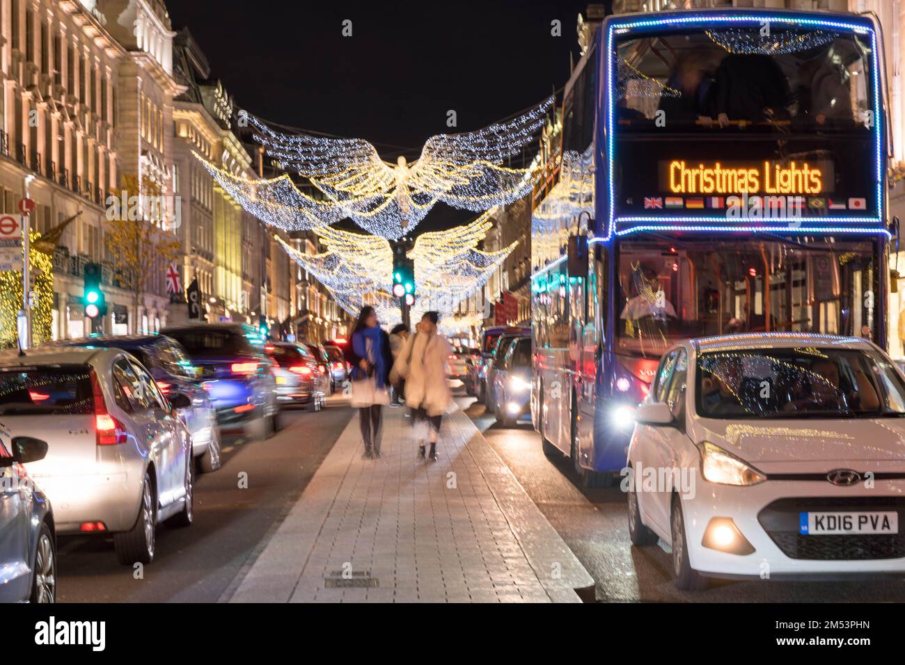 Londra UK 25th dicembre 2022. Il giorno di Natale, i turisti e i residenti locali da vicino e lontano gregge a Londra westend, incontrato con lento movimento traffici lungo Regent Street decorato con luci di Natale, Londra Inghilterra UK . Credit: Glosszoom/Alamy Live News Foto Stock