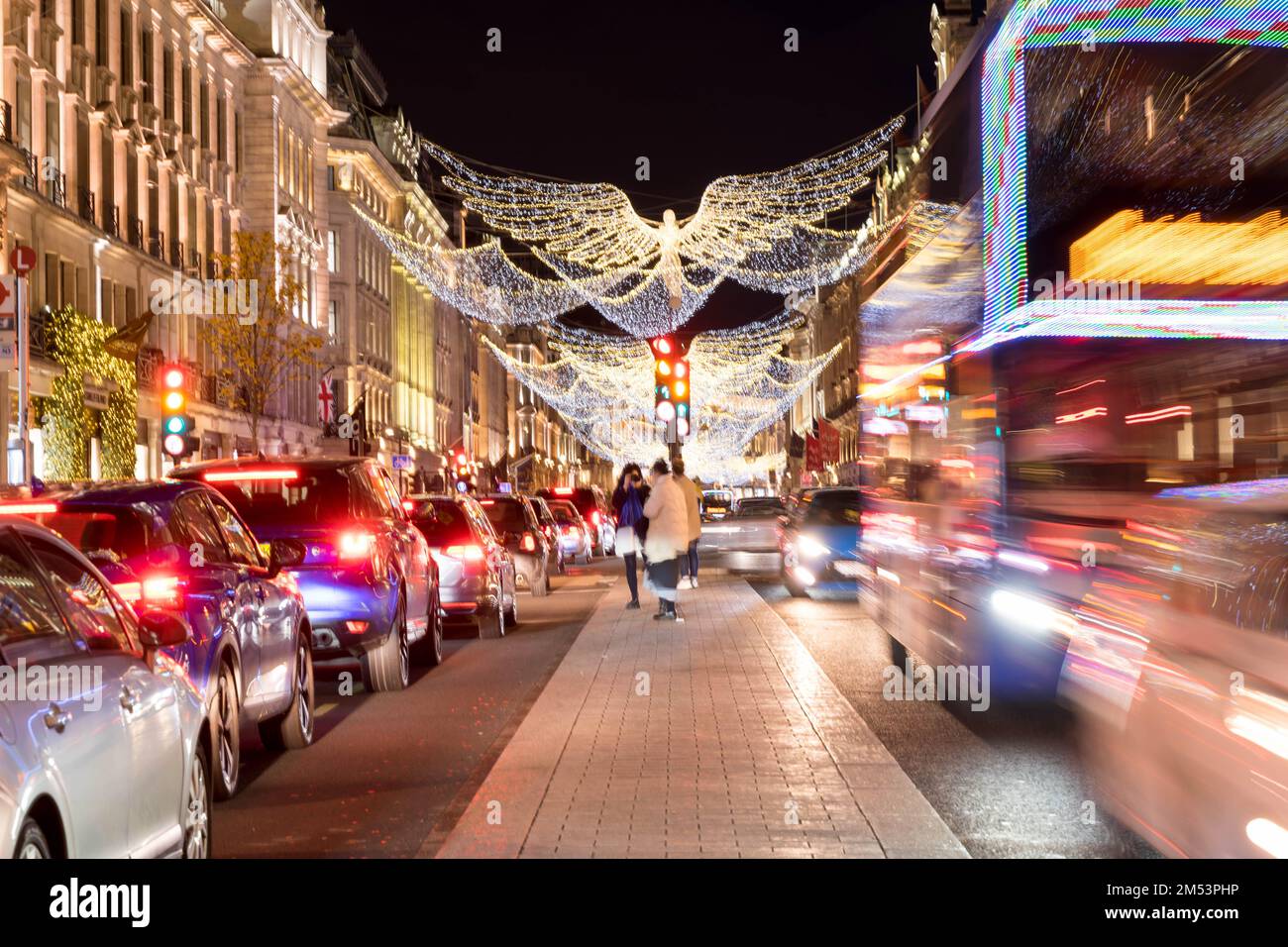 Londra UK 25th dicembre 2022. Il giorno di Natale, i turisti e i residenti locali da vicino e lontano gregge a Londra westend, incontrato con lento movimento traffici lungo Regent Street decorato con luci di Natale, Londra Inghilterra UK . Credit: Glosszoom/Alamy Live News Foto Stock