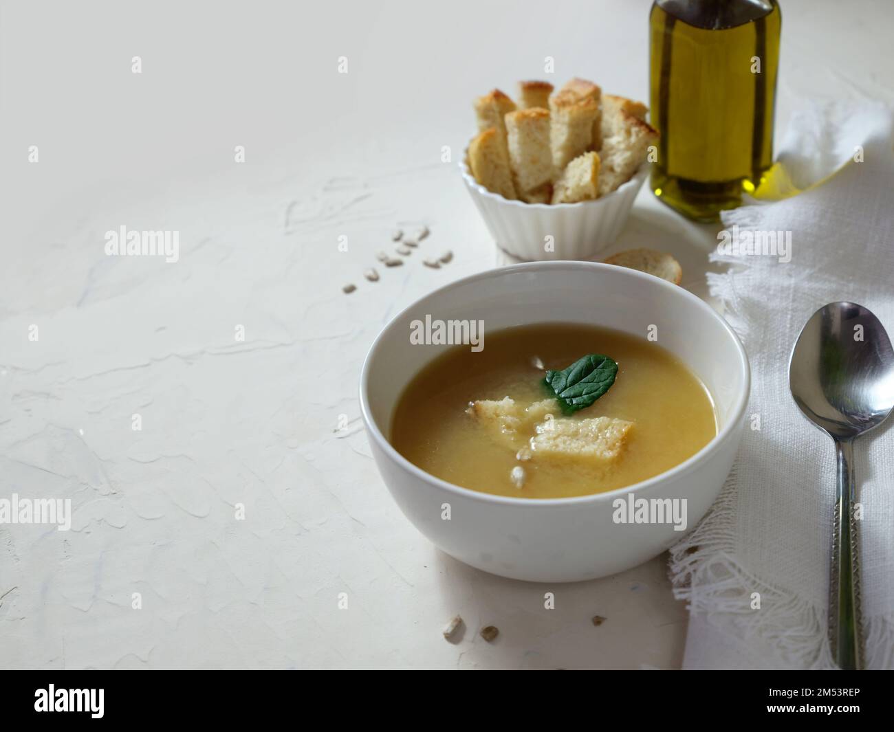 Zuppa di pollo sul tavolo da cucina bianco. Foto di alta qualità Foto Stock