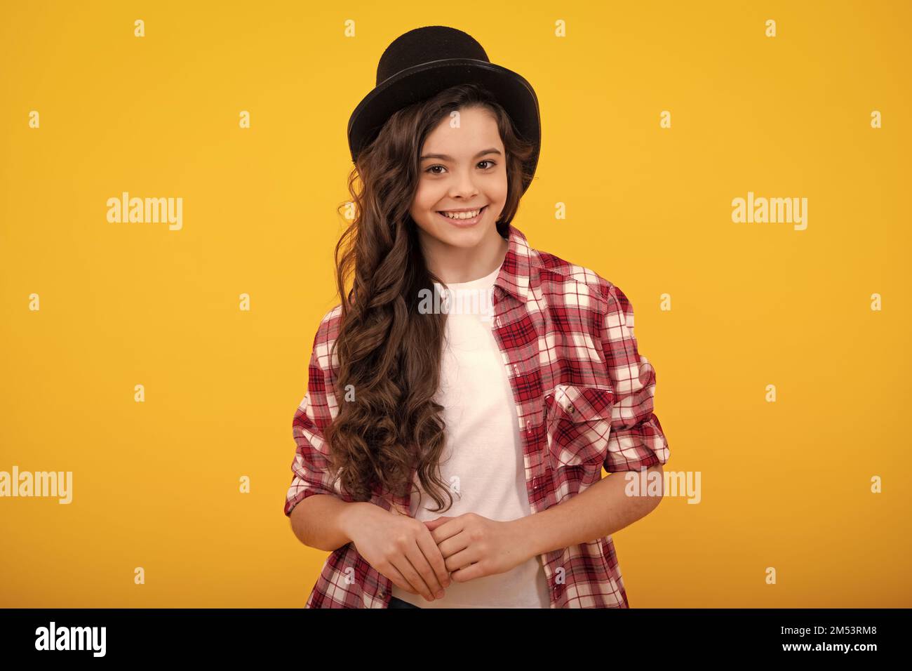 Bambino in cappello mago, cappello cilindro isolato su sfondo giallo Foto  stock - Alamy