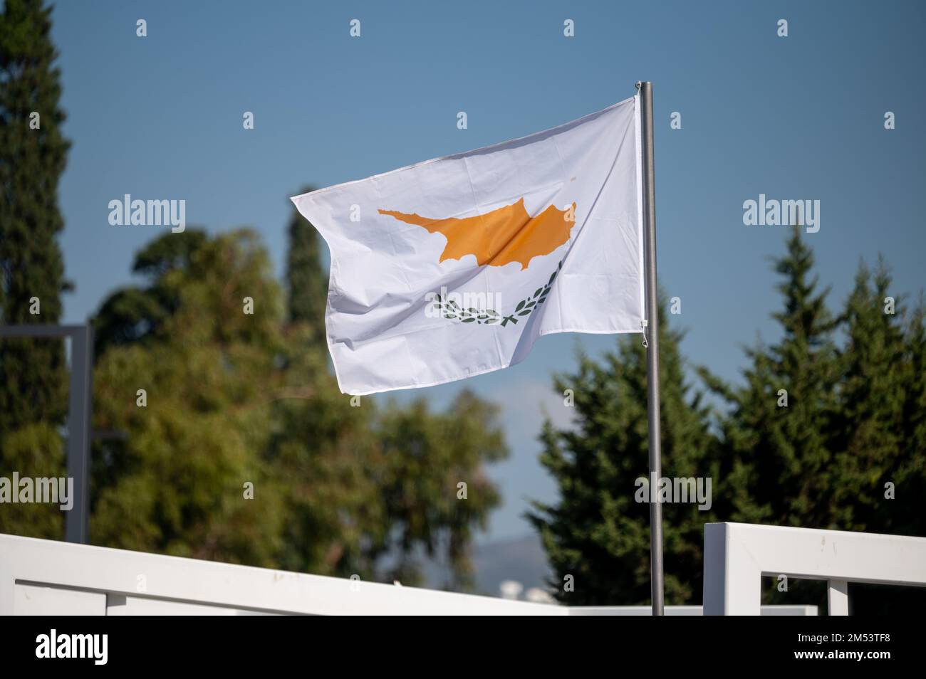 Bandiera di Cipro che vola da un flagpole Foto Stock