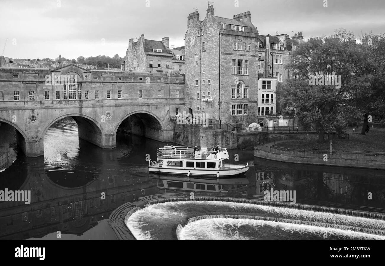 Bath, Regno Unito - 1 novembre 2017: Piccola barca passeggeri va vicino al 18th ° secolo Pulteney Bridge, Bath vista città vecchia, phot bianco e nero Foto Stock