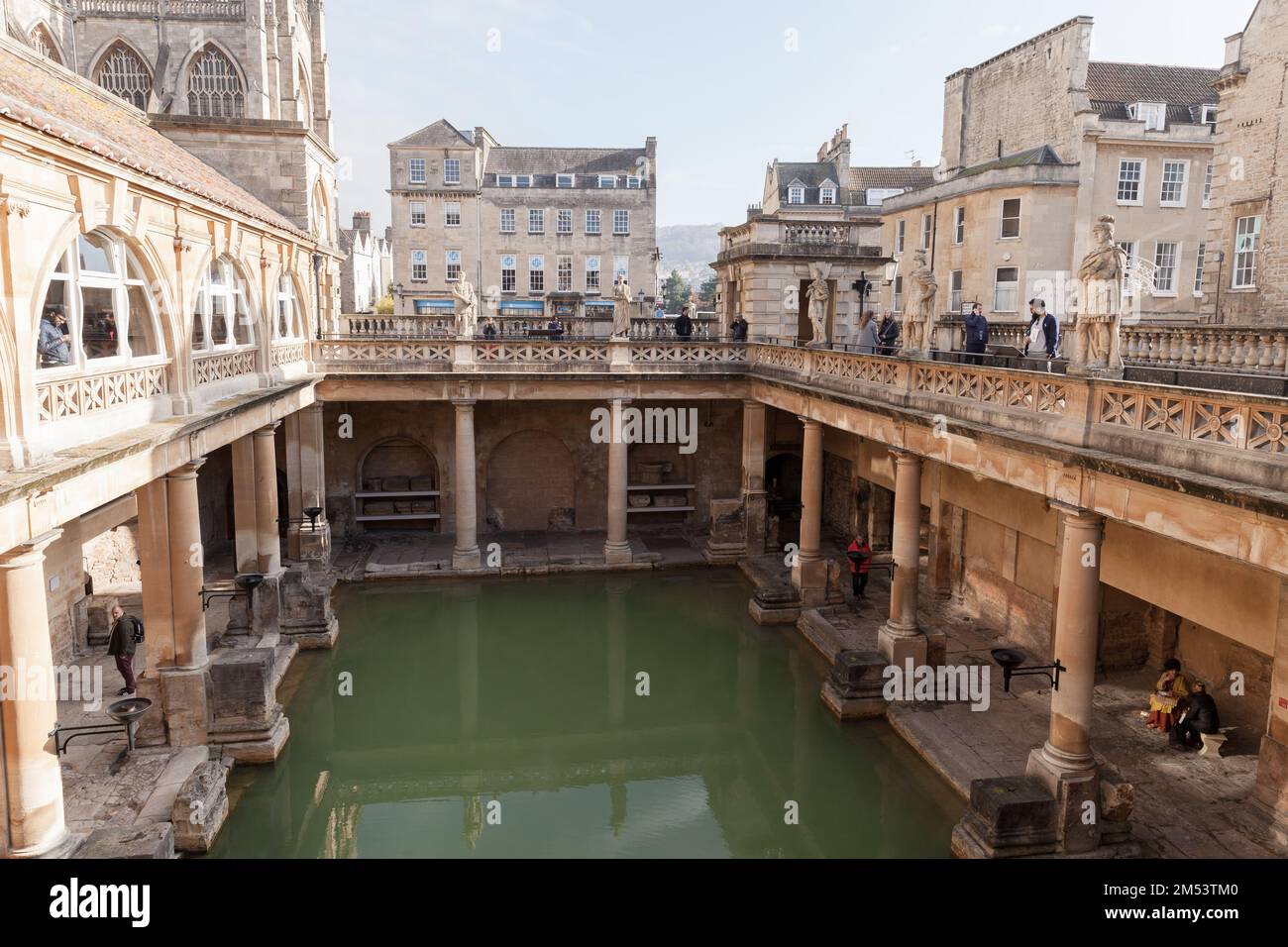 Bath, Regno Unito - 2 novembre 2017: I visitatori sono nelle terme romane di Bath, Somerset. Uno dei punti di riferimento più popolari della città Foto Stock