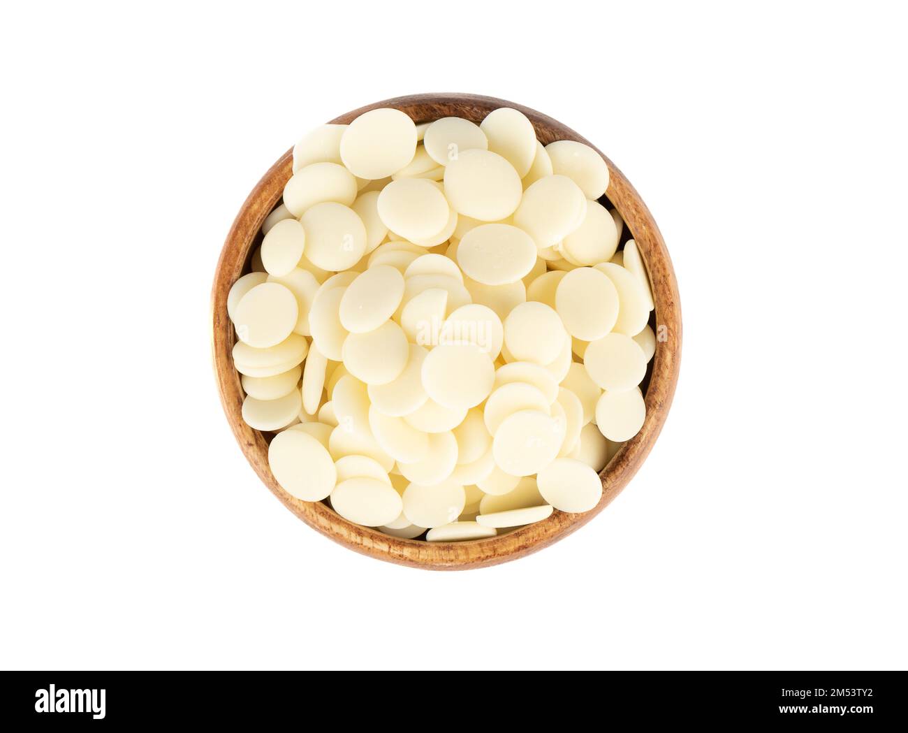 Smalto bianco in forma di gocce in una ciotola di legno su fondo bianco. Vista dall'alto, spazio di copia. Foto Stock