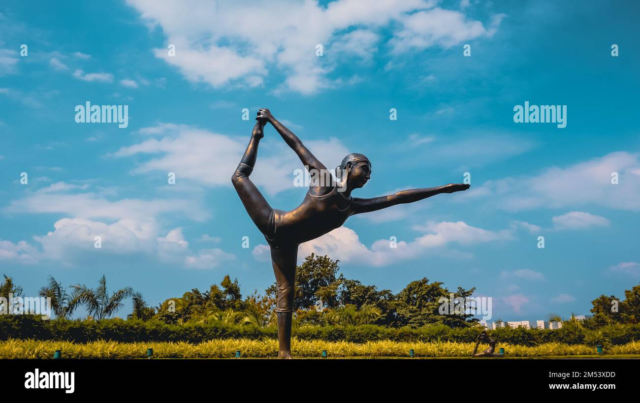 La statua di una donna umana modellata in una posizione di Yoga Foto Stock
