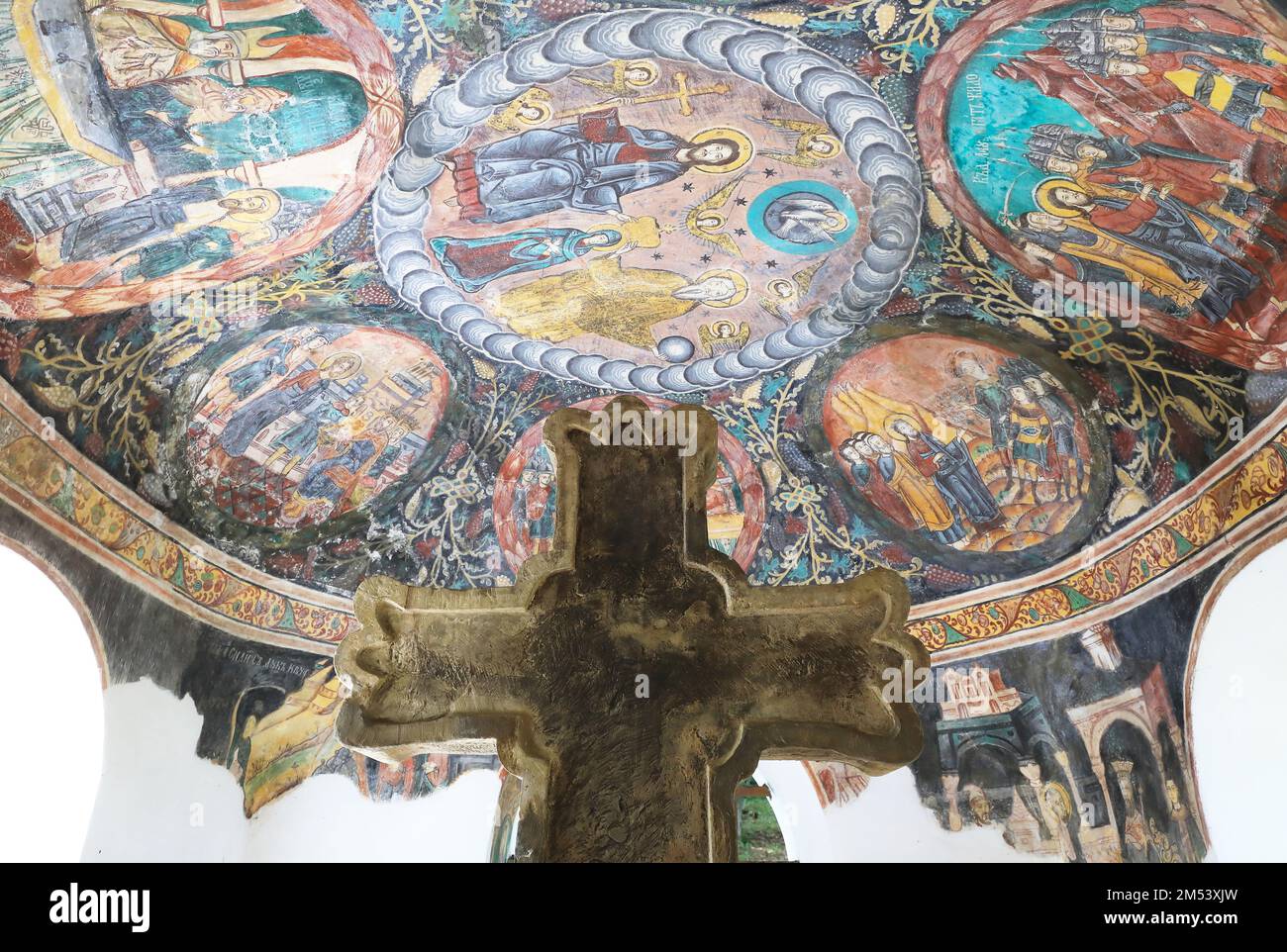Crocifisso dipinto al Museo etnografico all'aperto Astra, a Sibiu, che mostra la tradizionale architettura folcloristica in Romania. Foto Stock