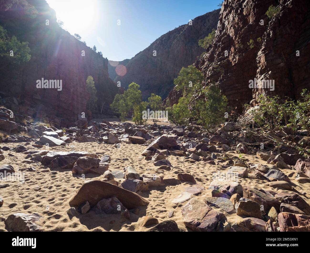 Impronte nella sabbia della Gola di Ormiston, West Macdonnell (Tjoritja) National Park, Northern Territory, Australia Foto Stock