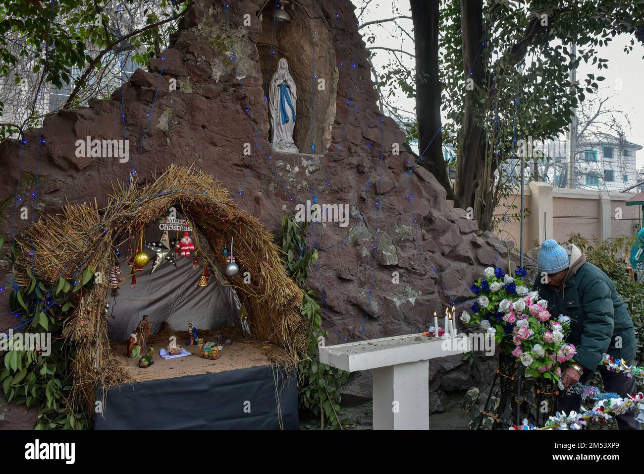 Srinagar, India. 25th Dec, 2022. Un devoto cristiano esegue rituali presso la Chiesa Cattolica della Sacra Famiglia durante le celebrazioni natalizie a Srinagar. La regione himalayana del Kashmir ha una popolazione minuscola di cristiani, centinaia dei quali si uniscono alla messa nella chiesa cattolica della Sacra Famiglia il Natale e pregano per la pace e la prosperità della regione. (Foto di Saqib Majeed/SOPA Images/Sipa USA) Credit: Sipa USA/Alamy Live News Foto Stock