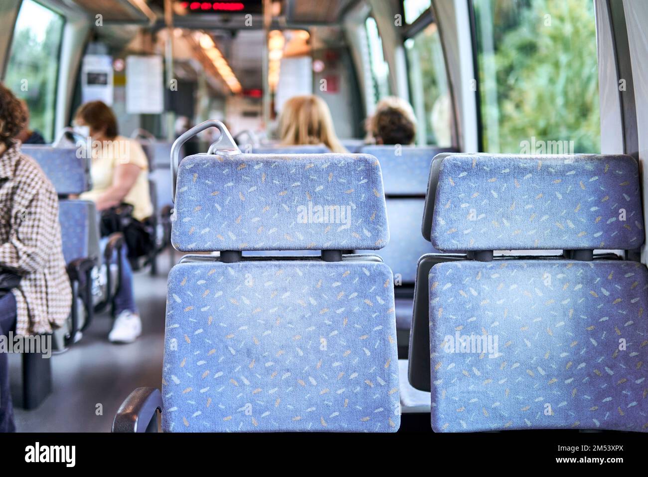 posti a sedere vuoti all'interno di un treno affollato Foto Stock