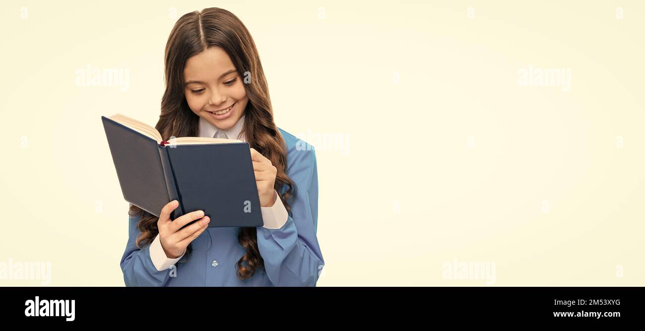 Imparare per conoscenza. Il bambino felice fa i compiti per iscritto. Esercitazione scritta. Orizzontale poster isolato di scuola ragazza studente. Intestazione banner Foto Stock