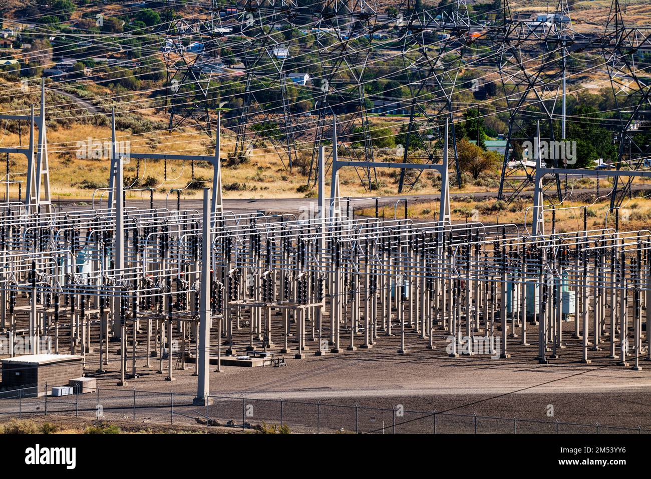 Campo di trasmissione elettrica; diga idroelettrica di Grand Coulee; più grande produttore di energia negli Stati Uniti; fiume Columbia; stato di Washington; Stati Uniti Foto Stock