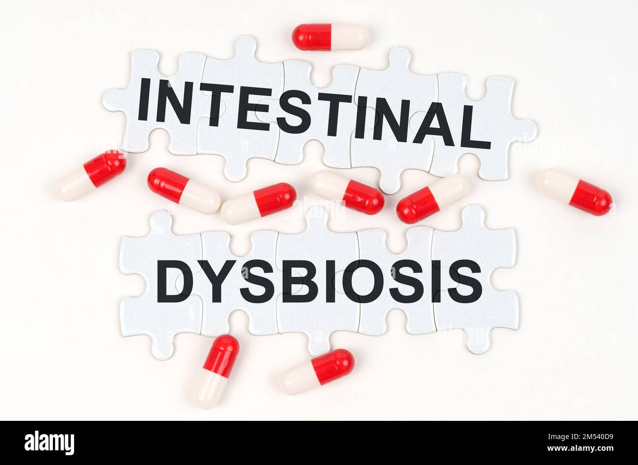 Concetto medico. Su una superficie bianca, tavolette e puzzle con l'iscrizione - DISBIOSI INTESTINALE Foto Stock