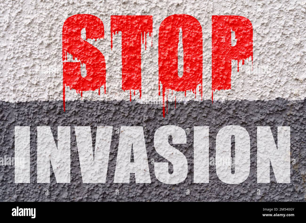 Concetto di persone. Sulla superficie bianco-grigia del muro è l'iscrizione - fermare l'invasione Foto Stock