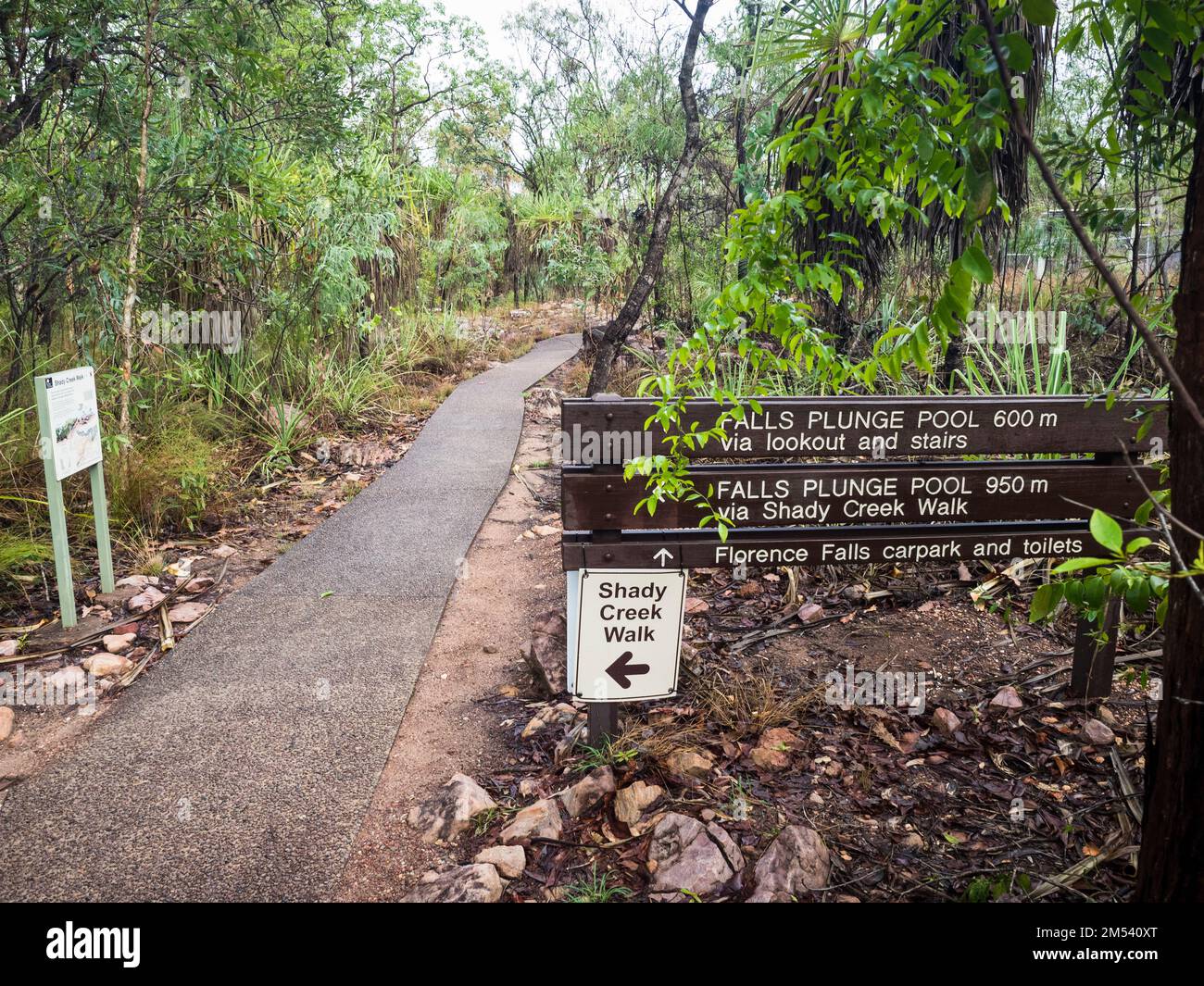 Svincolo per Shady Creek, Florence Falls (Karrimurra), Litchfield National Park, Northern Territory, Australia Foto Stock