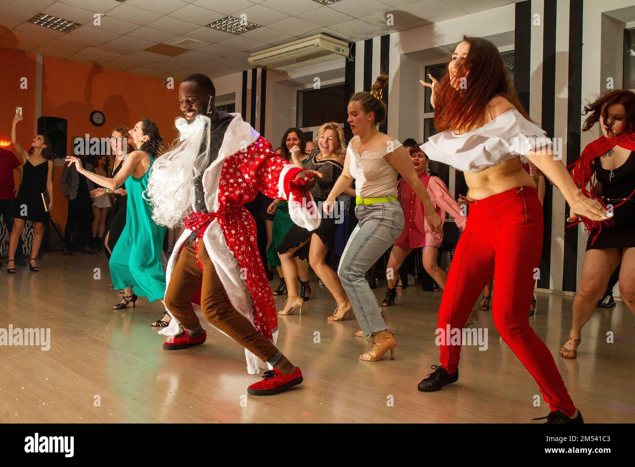 12-24-2022 Mosca Russia. Festa di Natale al Dance Club di Mosca con frost afrorusso (nero) (San Nicola) Foto Stock