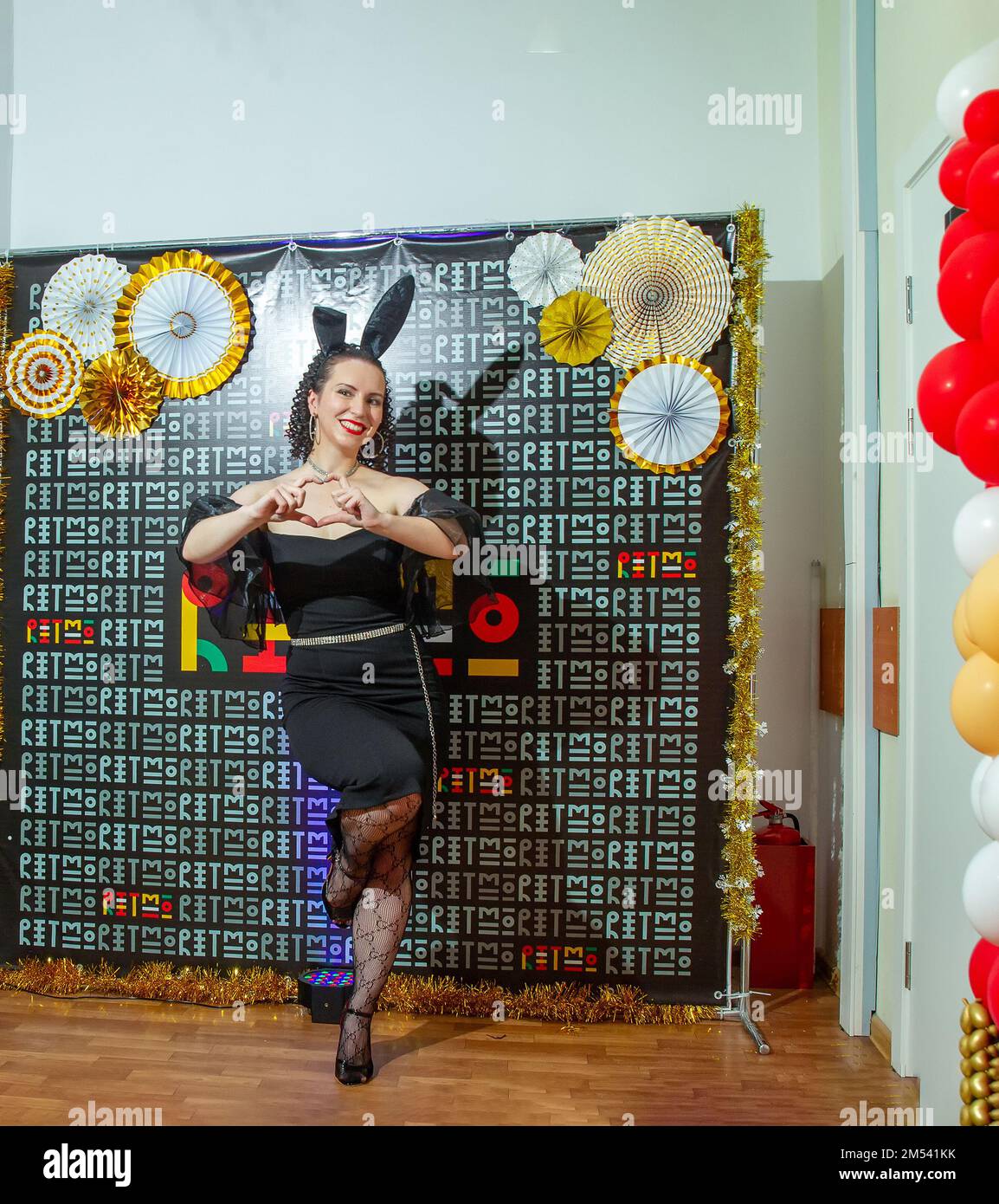 21-04-2022 Mosca Russia. Sorridente giovane donna in Dance club evento in Playboy guardare di coniglio a un club di danza eventю (ora la guerra russo-Ucraina e. Foto Stock