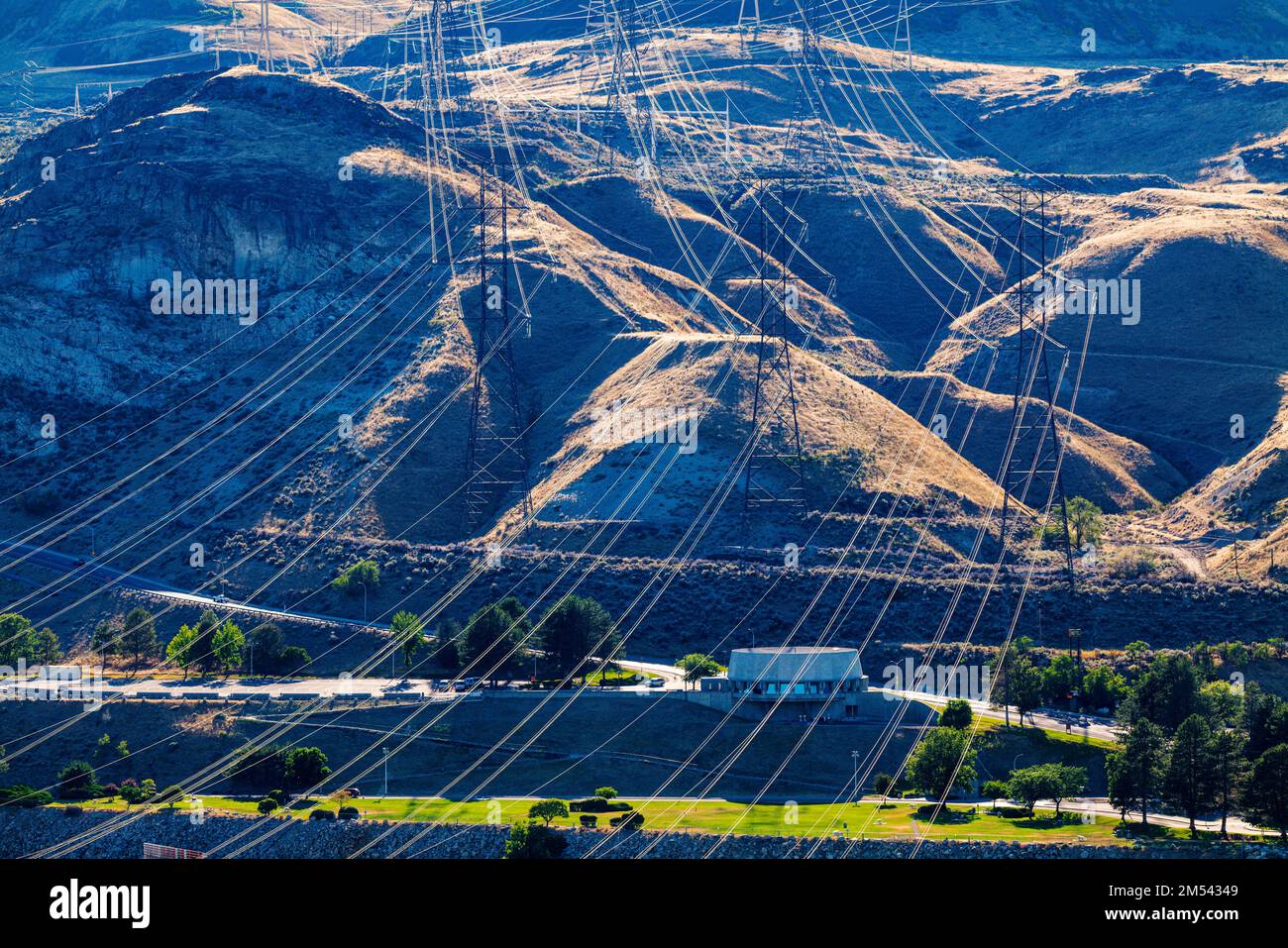 Le linee di trasmissione elettrica sono dirette dalla diga idroelettrica di Grand Coulee; il più grande produttore di energia negli Stati Uniti; il fiume Columbia; lo stato di Washington; gli Stati Uniti Foto Stock