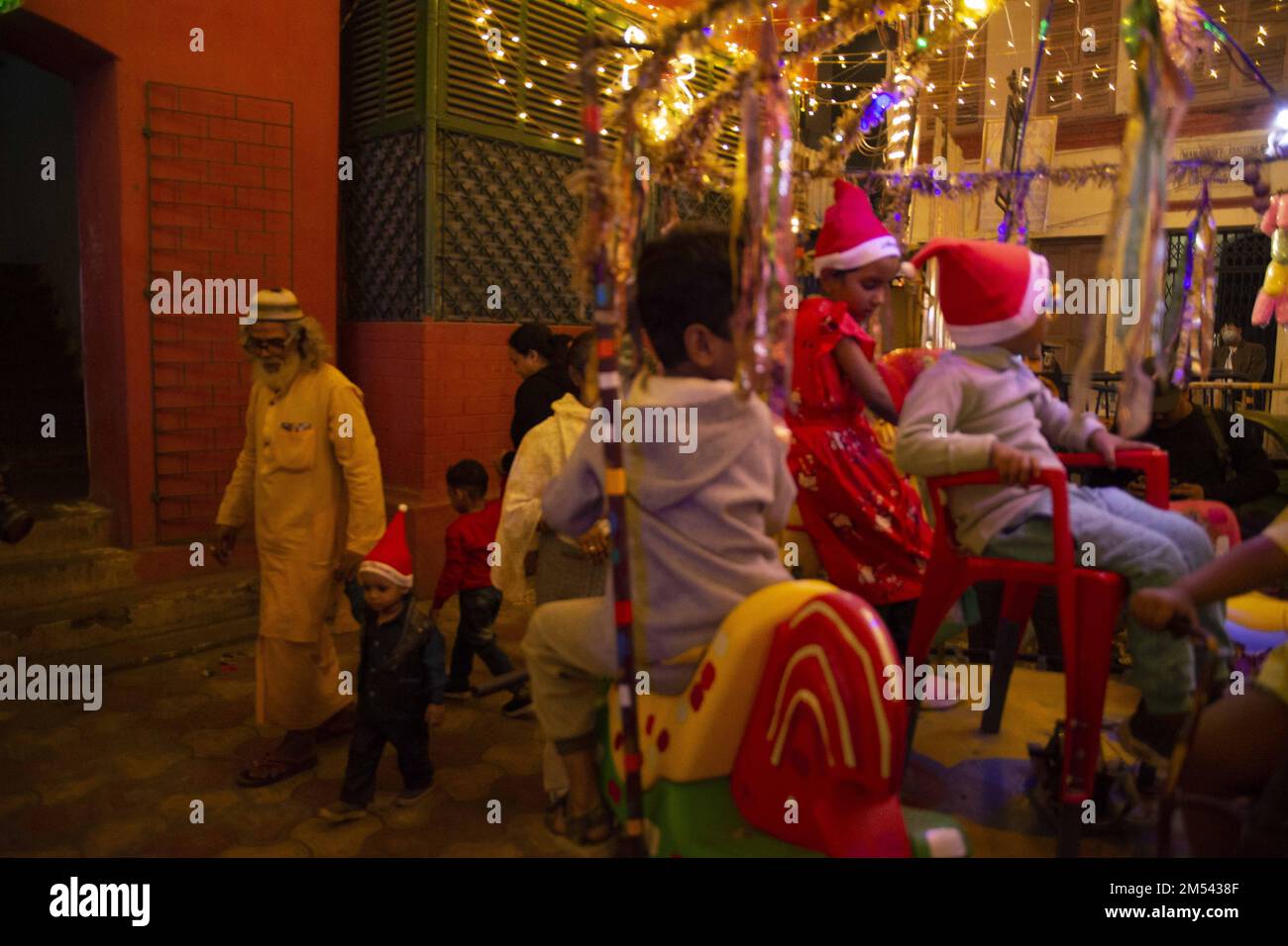Kolkata, Bengala Occidentale, India. 24th Dec, 2022. È Natale a Kolkata. Kolkata è tra le città del mondo, dove il Natale è celebrato con tanta pomp e gioia, diventa una delle città più misericordiose in questo periodo. Jingle campane, luci, canzoni di Natale, musica, cibo appetitoso, Gli alberi, gli alti spiriti della gente, i regali, i regali e l'aroma della torta di frutta e dei dolci, rendono la città della gioia più vivace e luminosa durante la stagione di Natale. Le celebrazioni natalizie rendono stravagante l'atmosfera festiva, non solo come cristiani, ma come persone di diverse comunità, ce Foto Stock